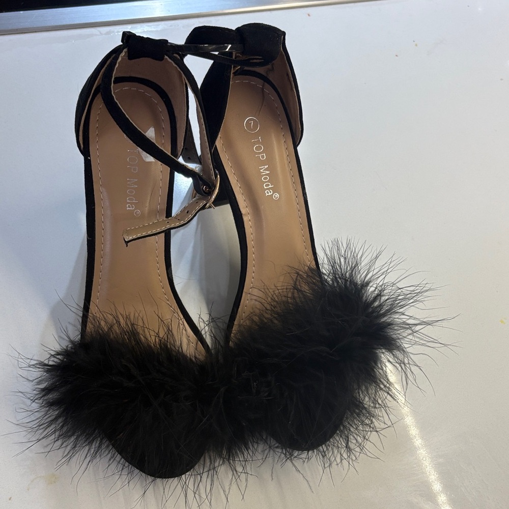 NWOT TOP Moda Black Feathered Heels